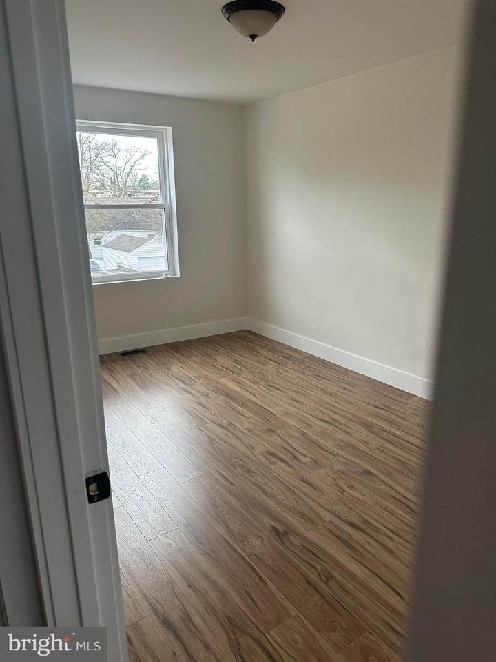 2277 Hollinshed Ave - Photo 5 of 6