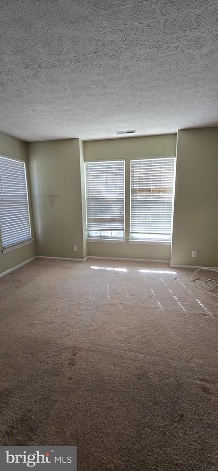 134 Kenwood Dr - Photo 4 of 9