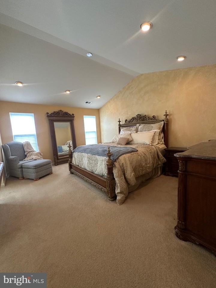 110 Sansom Ln - Photo 7 of 13