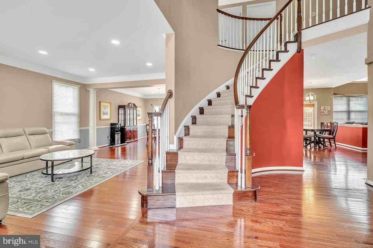 86 Renfield Dr - Photo 2 of 18