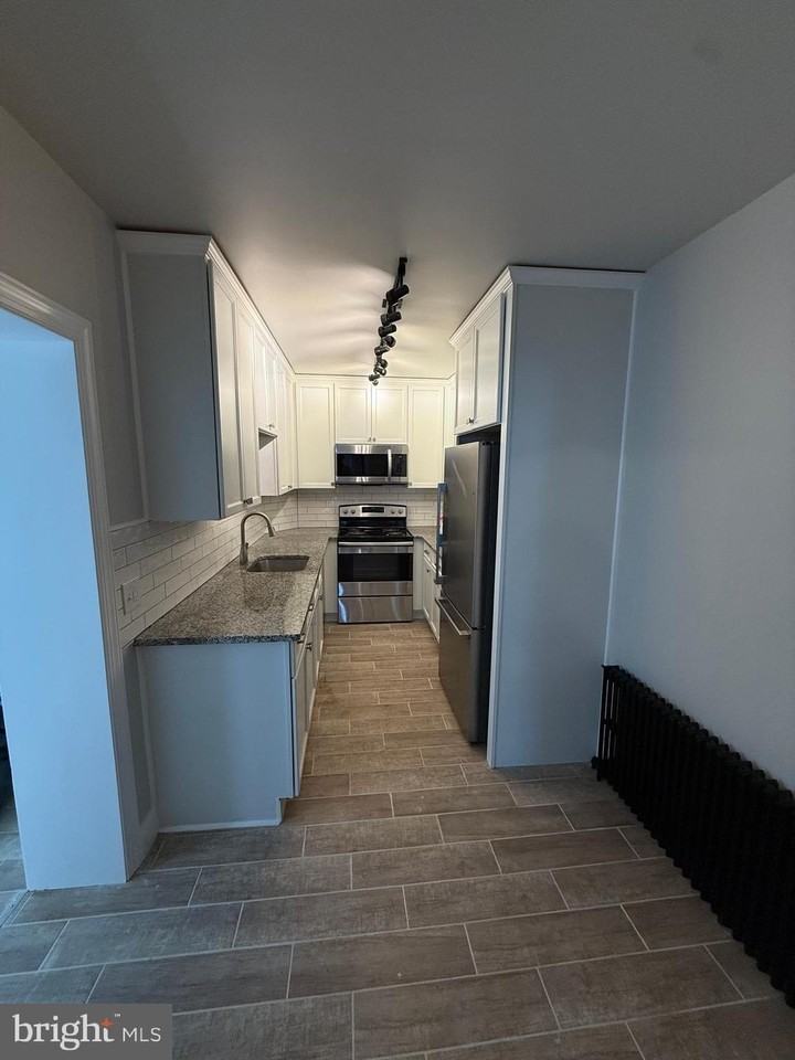 412 West 1st Street - Photo 4 of 8