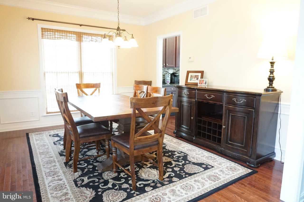 1403 Hampshire Ln - Photo 5 of 31