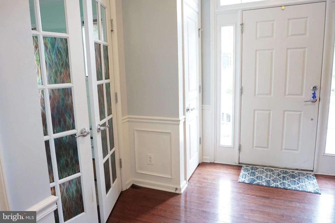 1403 Hampshire Ln - Photo 2 of 31