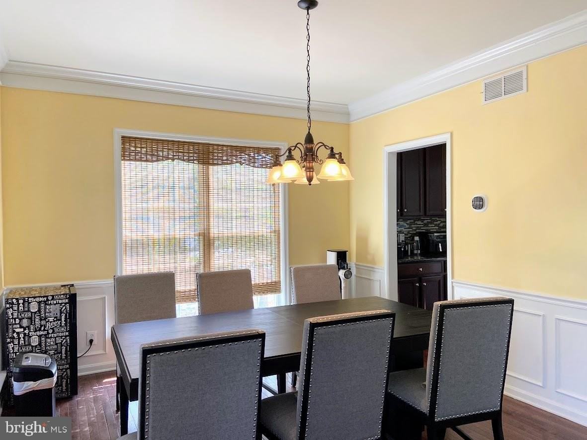 1403 Hampshire Ln - Photo 4 of 31