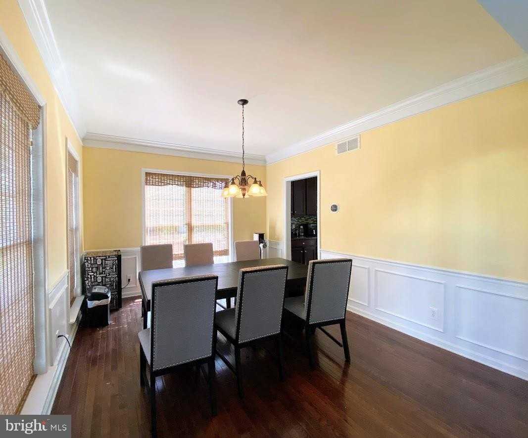 1403 Hampshire Ln - Photo 3 of 31