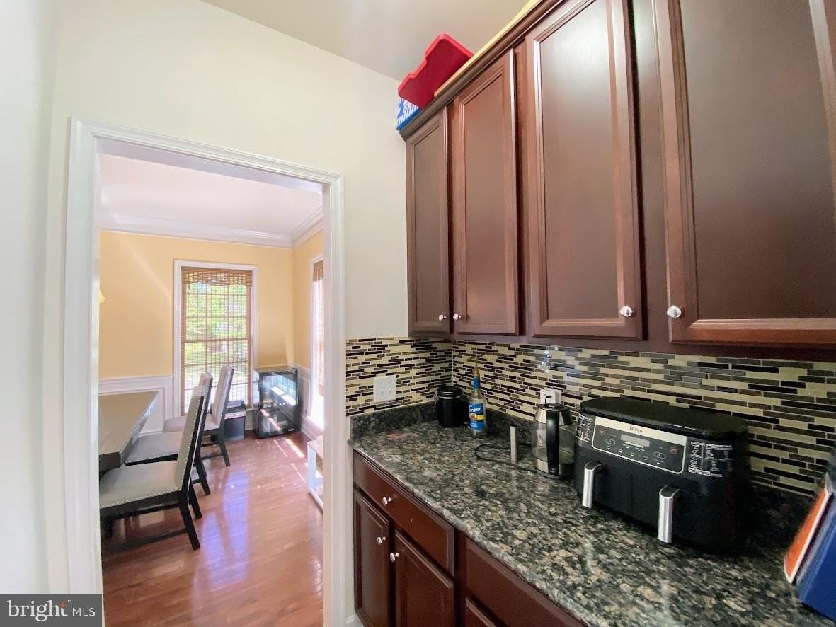 1403 Hampshire Ln - Photo 6 of 31