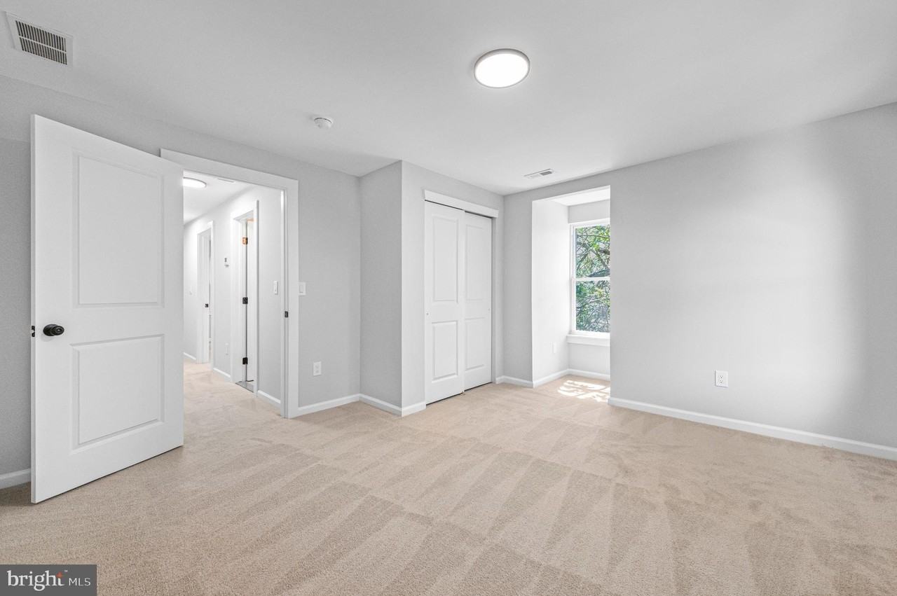 342 E Barnard St - Photo 2 of 49