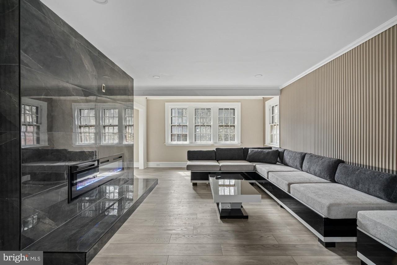 415 City Avenue #I2 - Photo 3 of 35