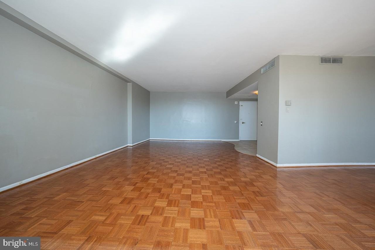 191 Presidential Blvd Unit R822 #R822 - Photo 3 of 50