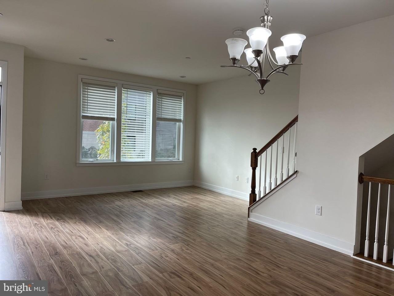 905 Lakeview Ct #905 - Photo 2 of 17