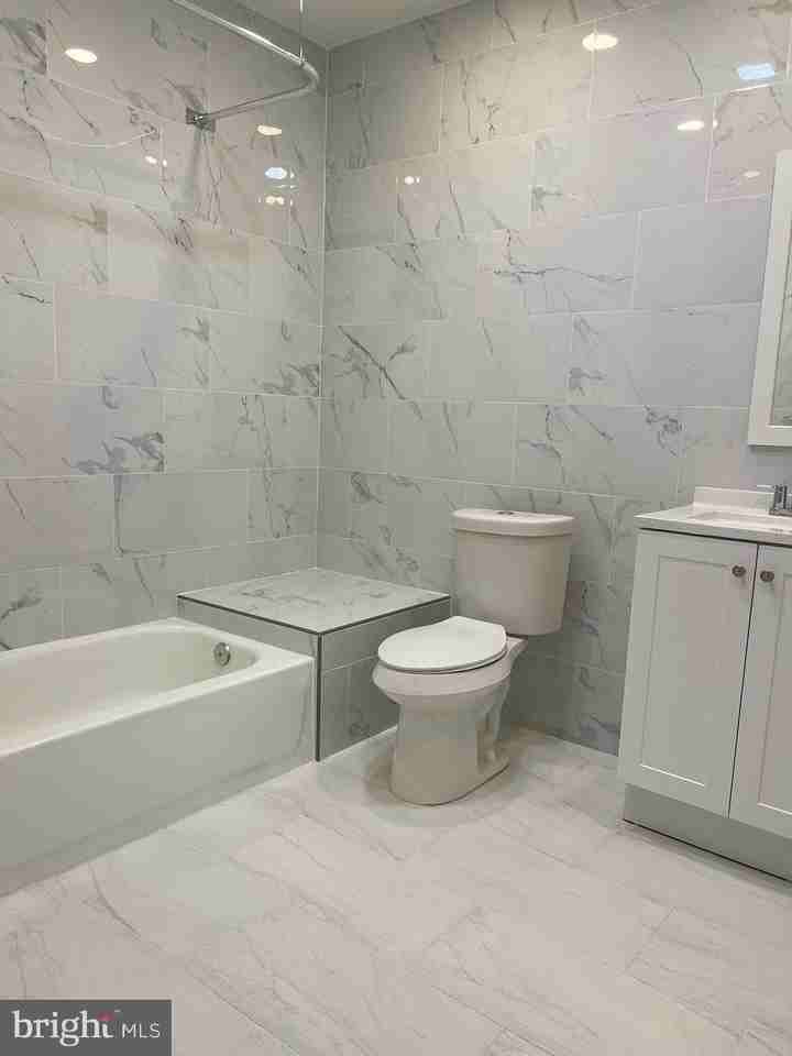 905 Lakeview Ct #905 - Photo 5 of 17