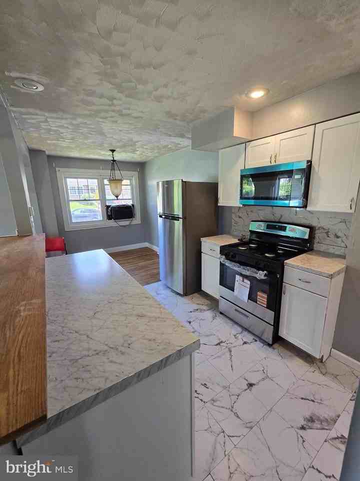 1558 Edgewood Ave - Photo 4 of 20