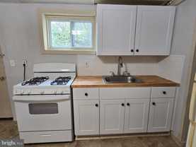 427 E Oak St - Photo 1 of 1