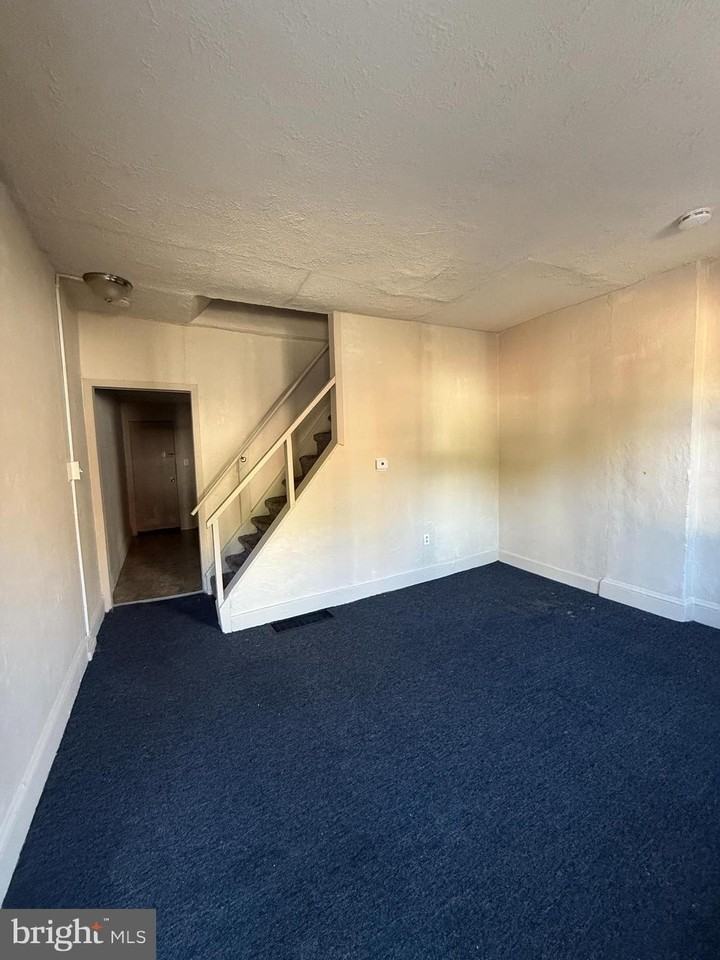 427 East Oak Street - Photo 3 of 6