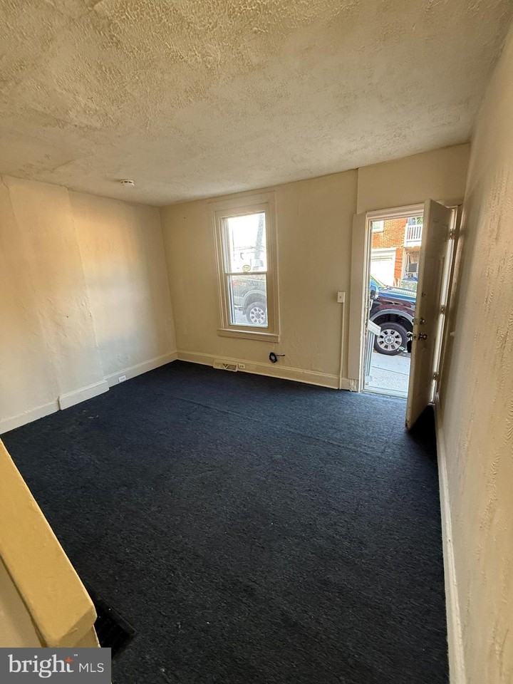 427 East Oak Street - Photo 2 of 6