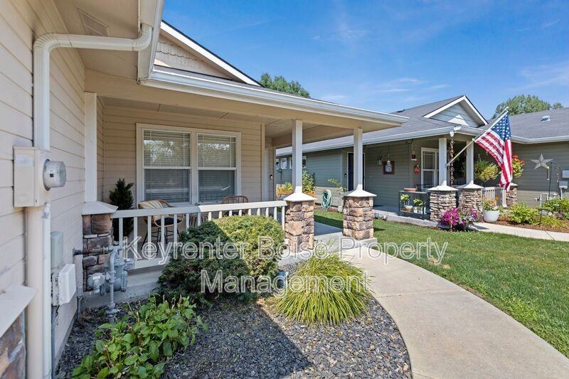 8333 N Duncan Ln - Photo 3 of 48