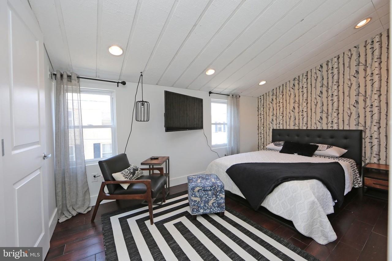 1111 Earl St - Photo 4 of 50