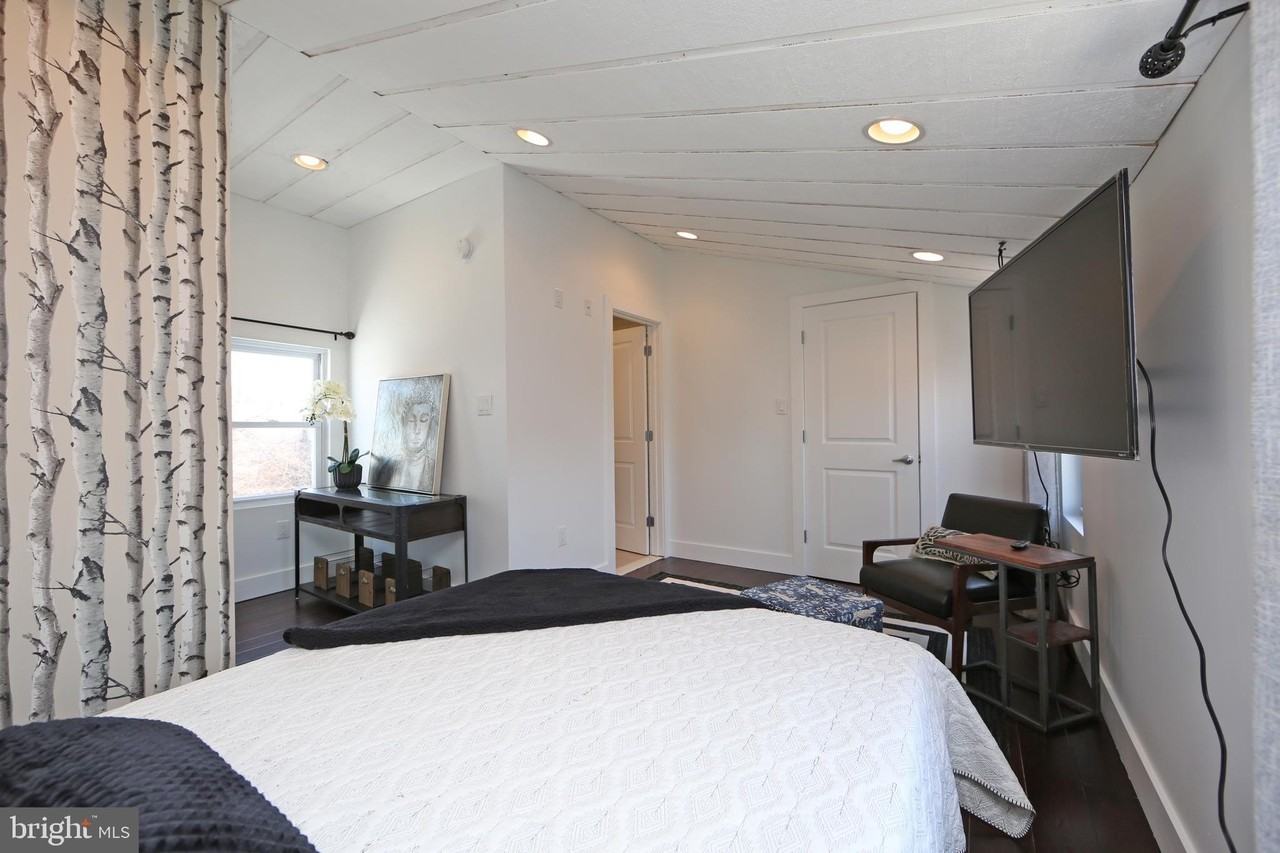 1111 Earl St - Photo 6 of 50