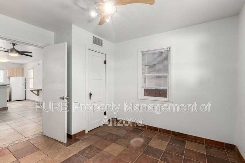 912 E Montebello Ave - Photo 6 of 13