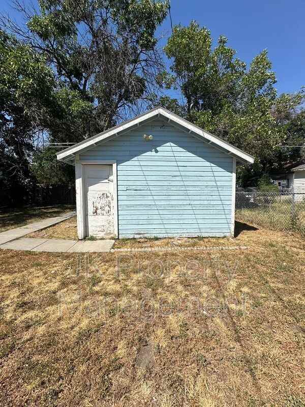 609 6th Ave N - Photo 4 of 42