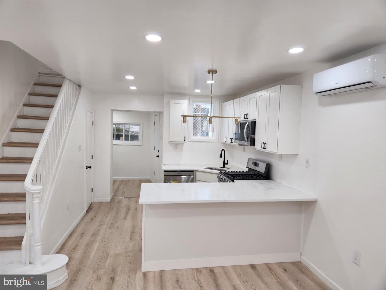 824 League St - Photo 5 of 10