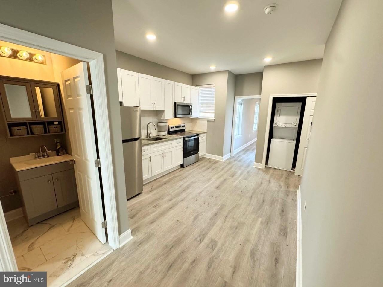 2417 W Jefferson St Apt 2 #2 - Photo 2 of 20