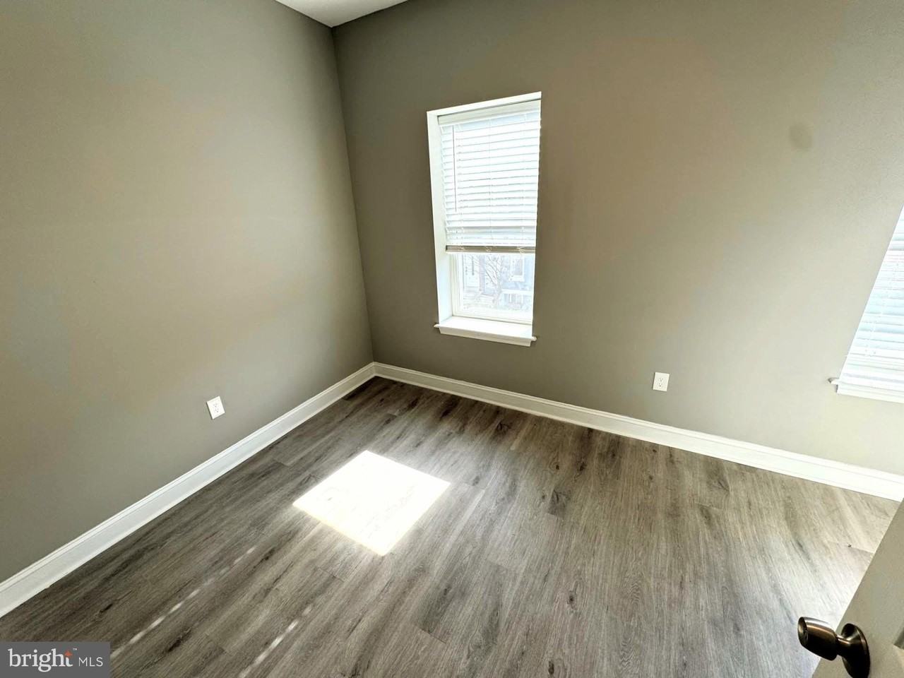 2417 W Jefferson St Apt 2 #2 - Photo 3 of 20