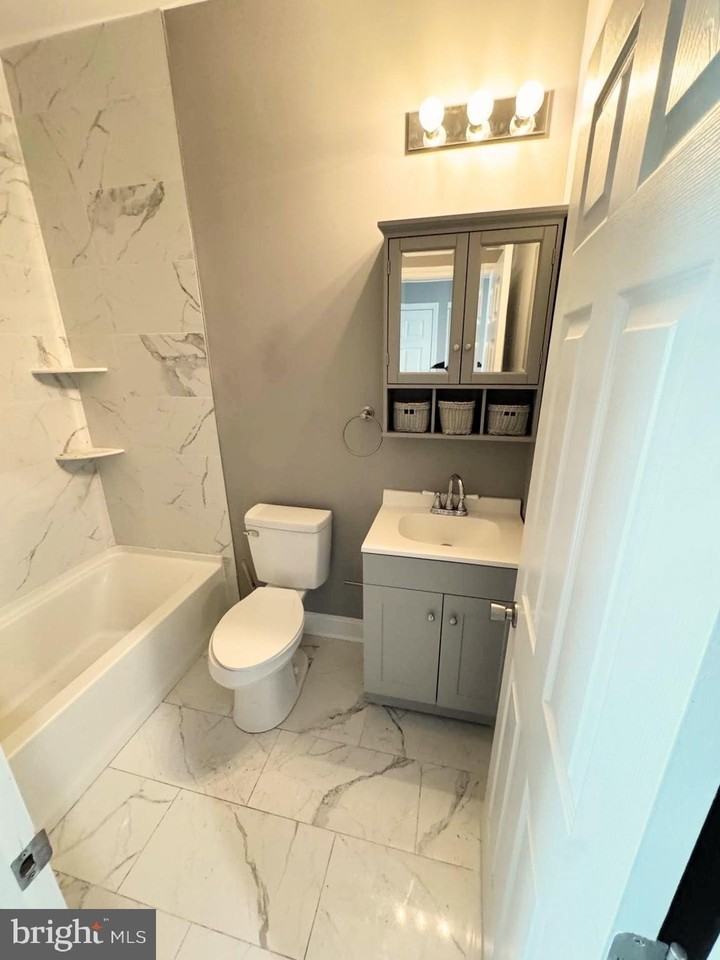 2417 W Jefferson St Apt 2 #2 - Photo 4 of 20