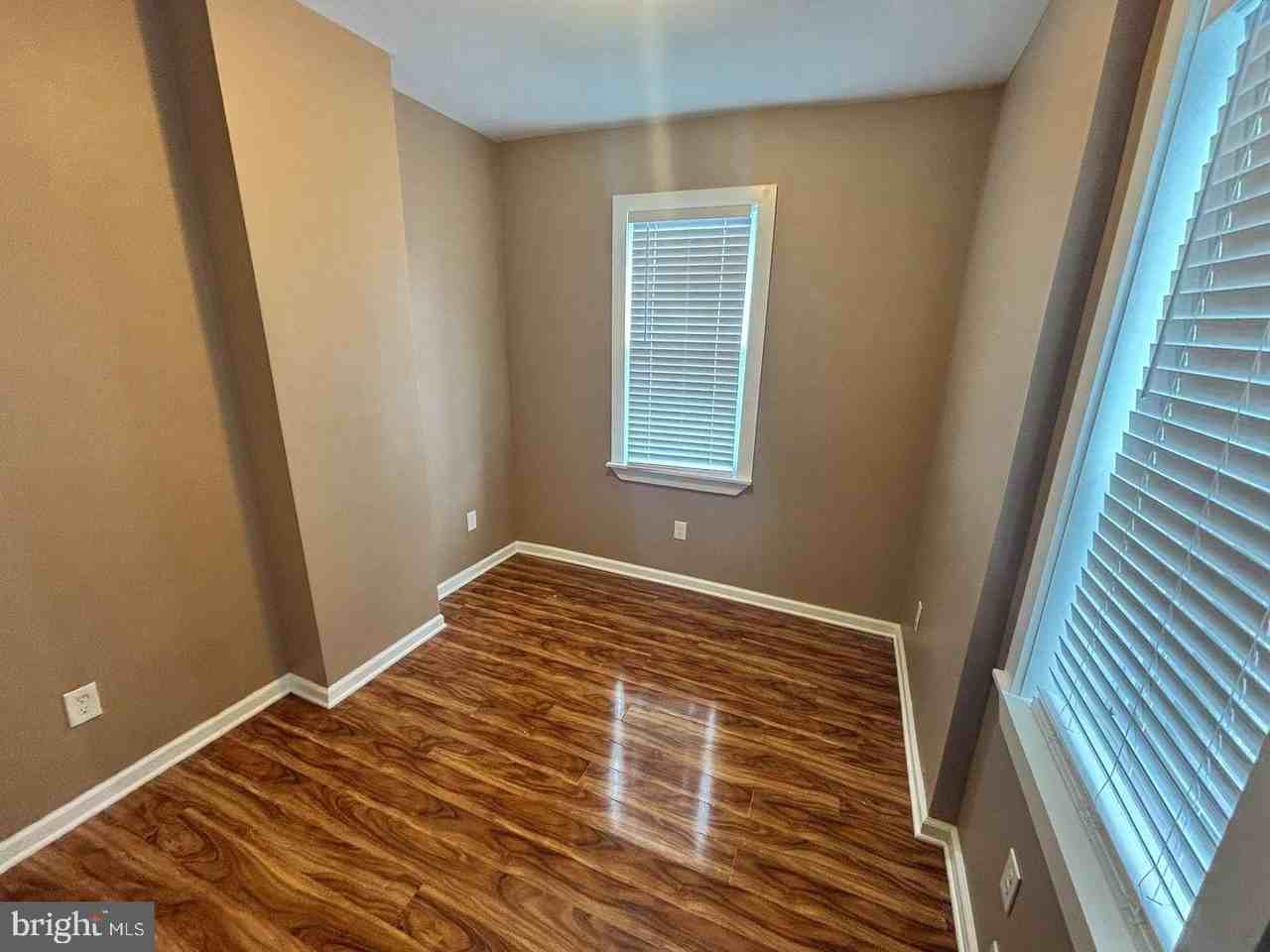 845 Mercer Street - Photo 4 of 18