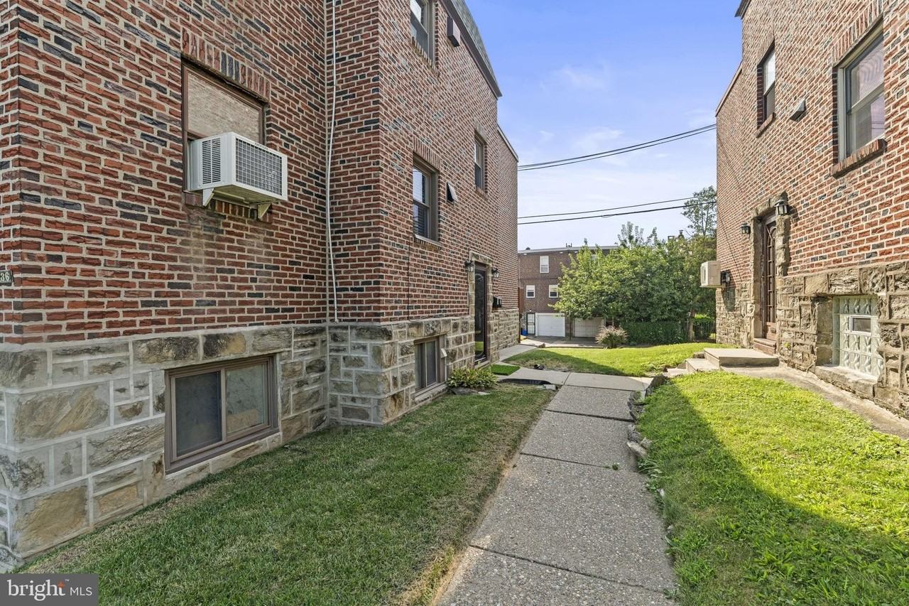 936 E Vernon Rd Unit 2 #2 - Photo 4 of 19