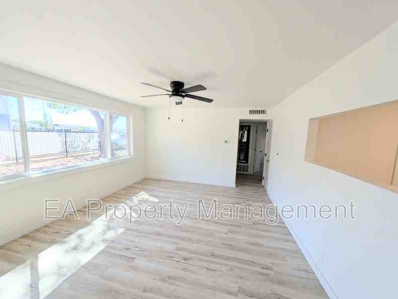 3712 Bryn Mawr Dr Ne #B - Photo 2 of 14