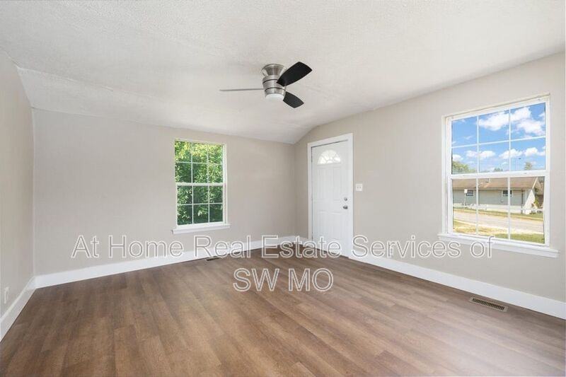 711 S Nettleton Ave - Photo 3 of 13