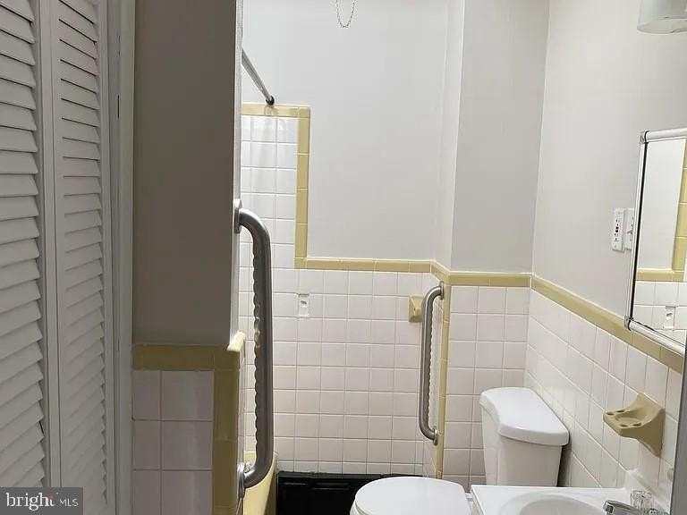 1522 South Myrtlewood Street - Photo 5 of 11