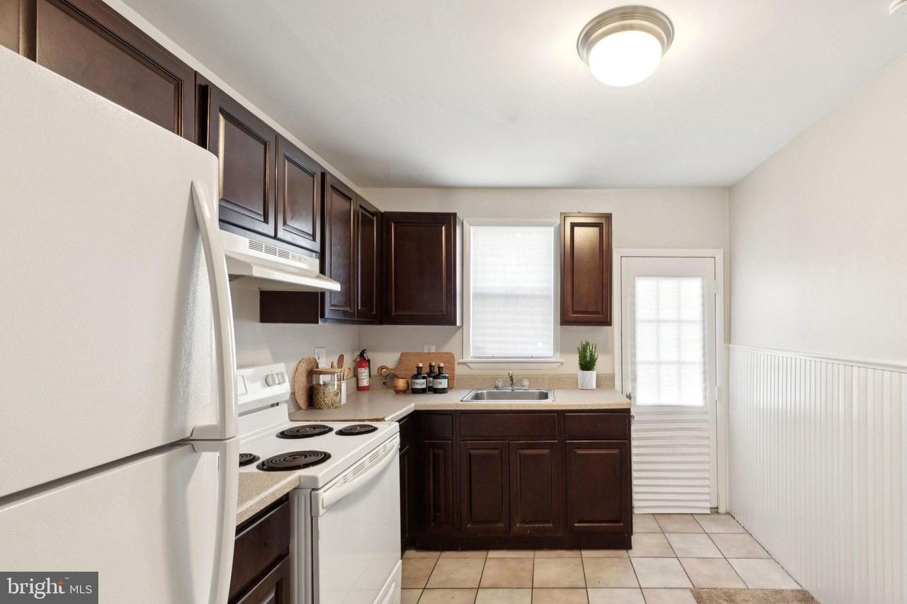 1522 South Myrtlewood Street - Photo 3 of 11