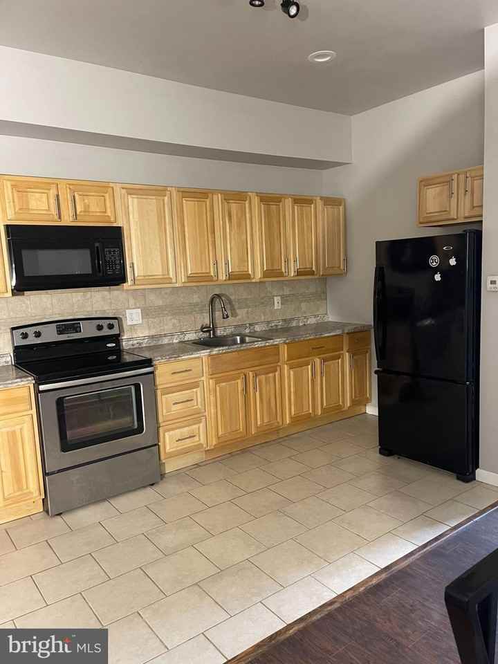 2562 N 31st St 2nd Fl #2ndFLUNIT - Photo 3 of 10