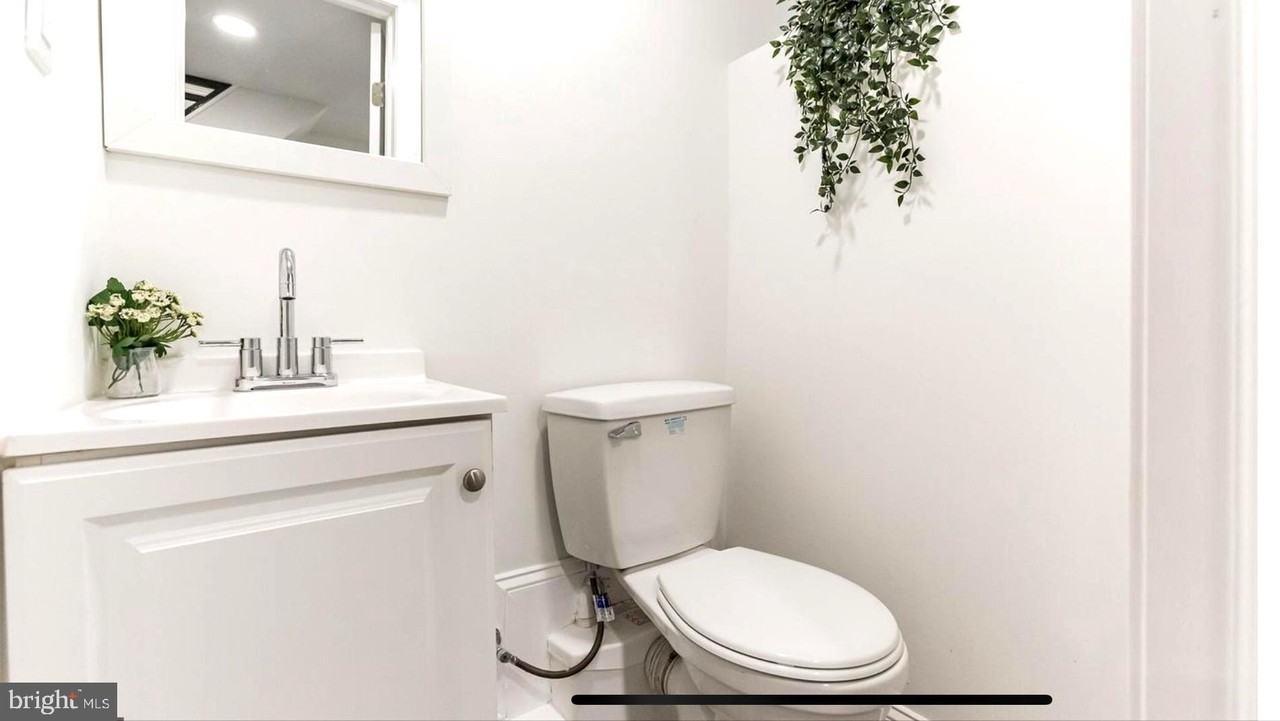 1621 S Newkirk St - Photo 2 of 15