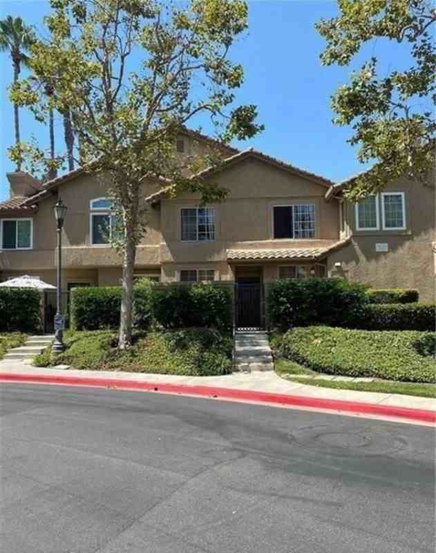 14 Hillgate Pl - Photo 2 of 14