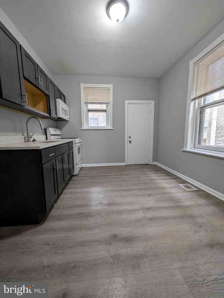 1821 S Alden St - Photo 6 of 10