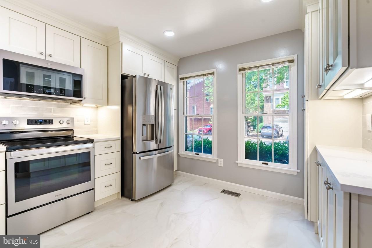 112 Gretna Green Court - Photo 3 of 37