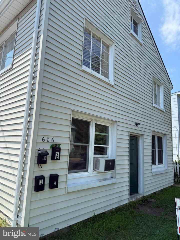 606 Stuart St Apt 1 #1 - Photo 5 of 13