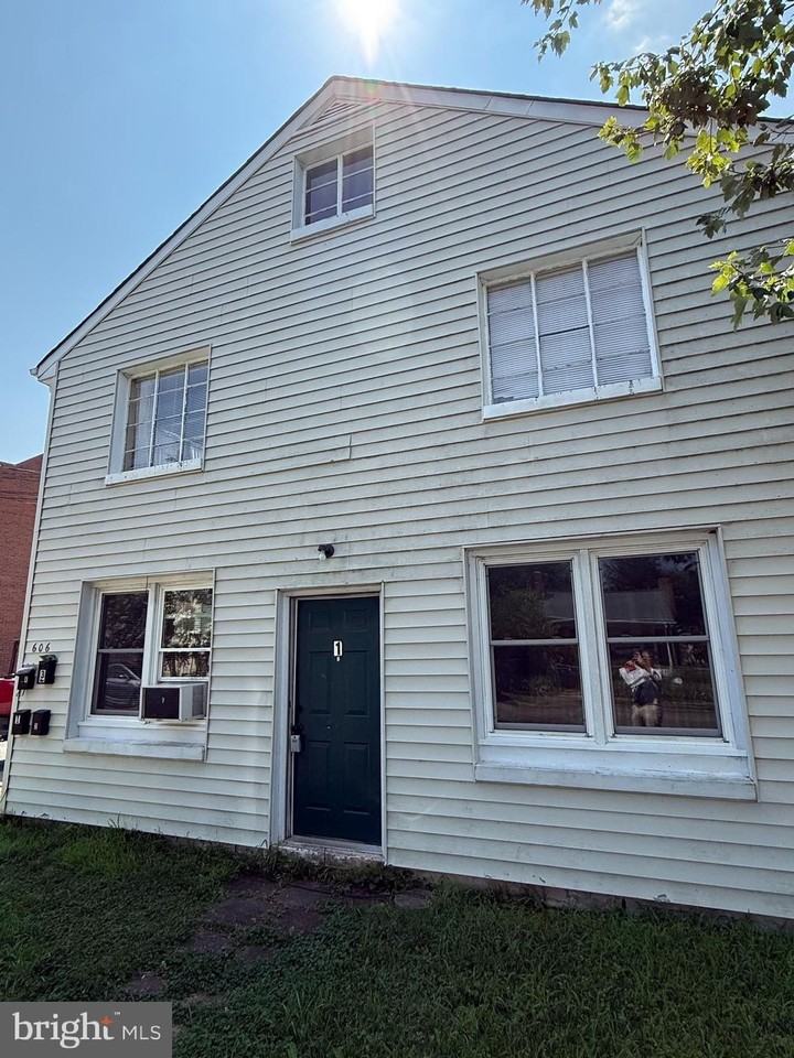 606 Stuart St Apt 1 #1 - Photo 3 of 13