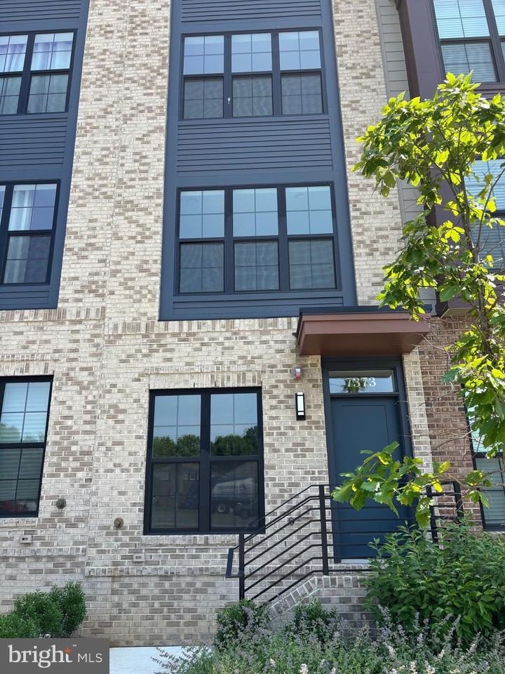 7373 Arlington Blvd - Photo 7 of 32