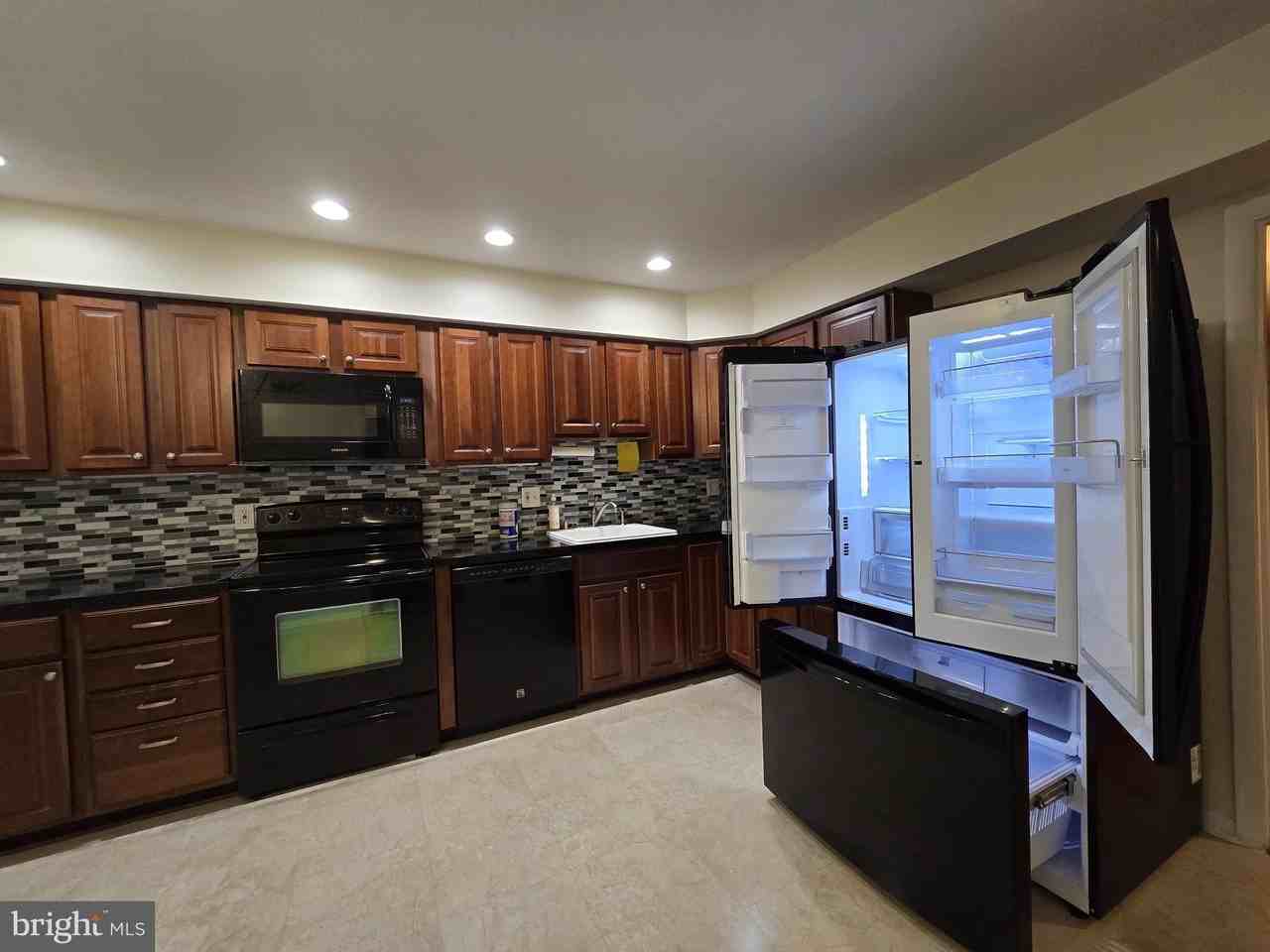 11721 Newbridge Ct - Photo 4 of 43