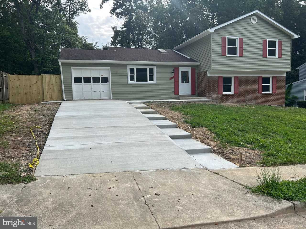 7810 Newington Woods Drive - Photo 4 of 50