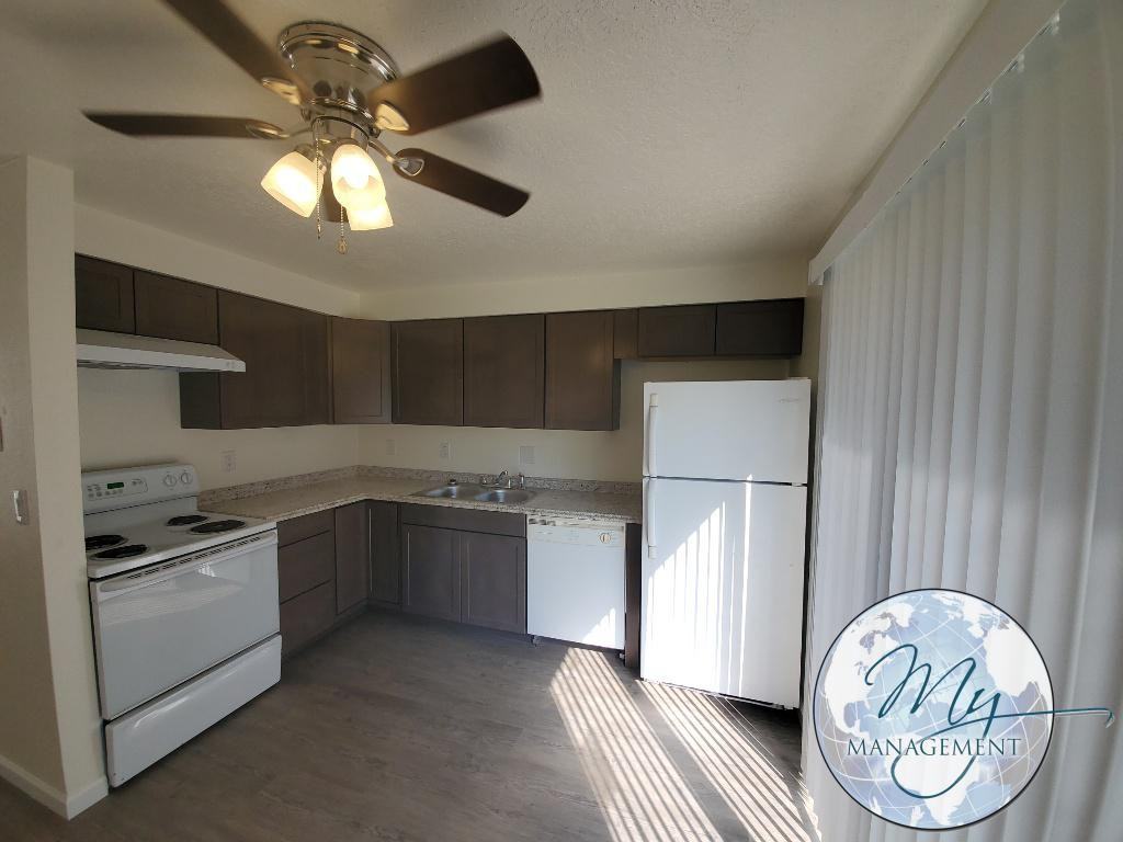 1024 Locust St N - Photo 3 of 12