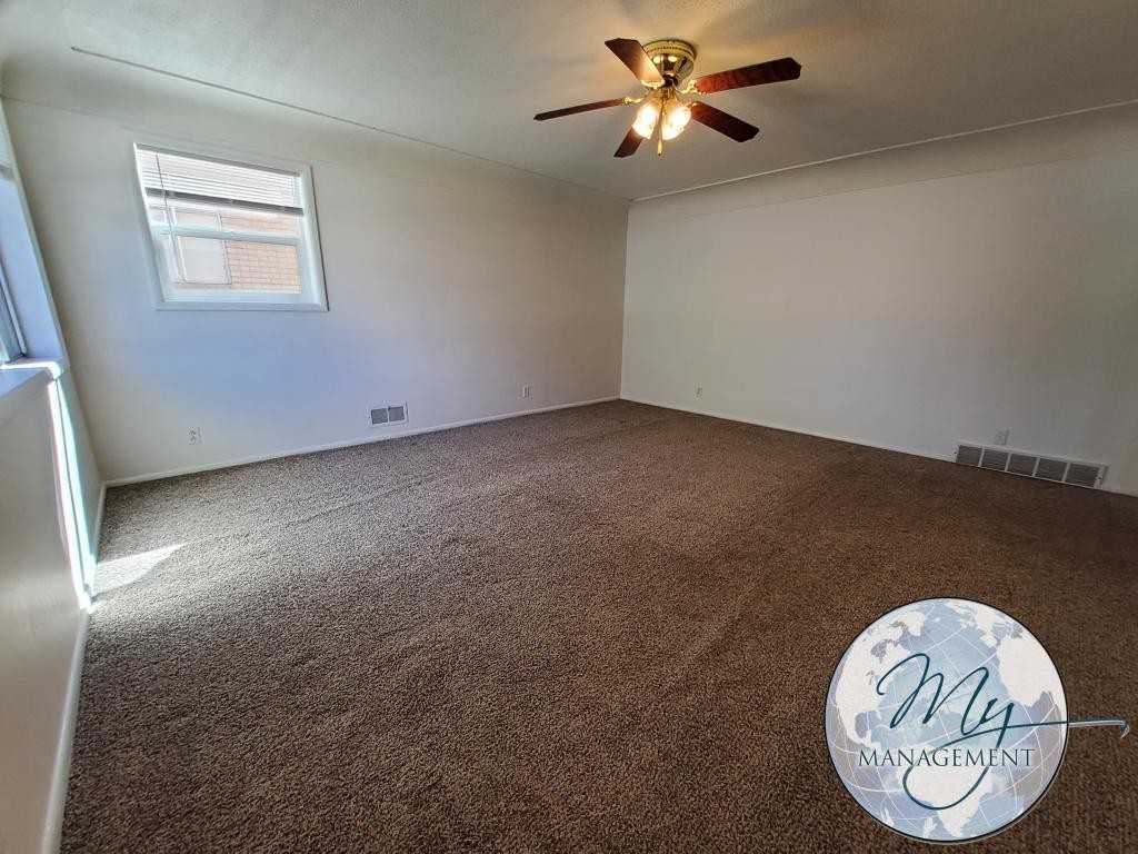 241 Locust St N - Photo 5 of 22