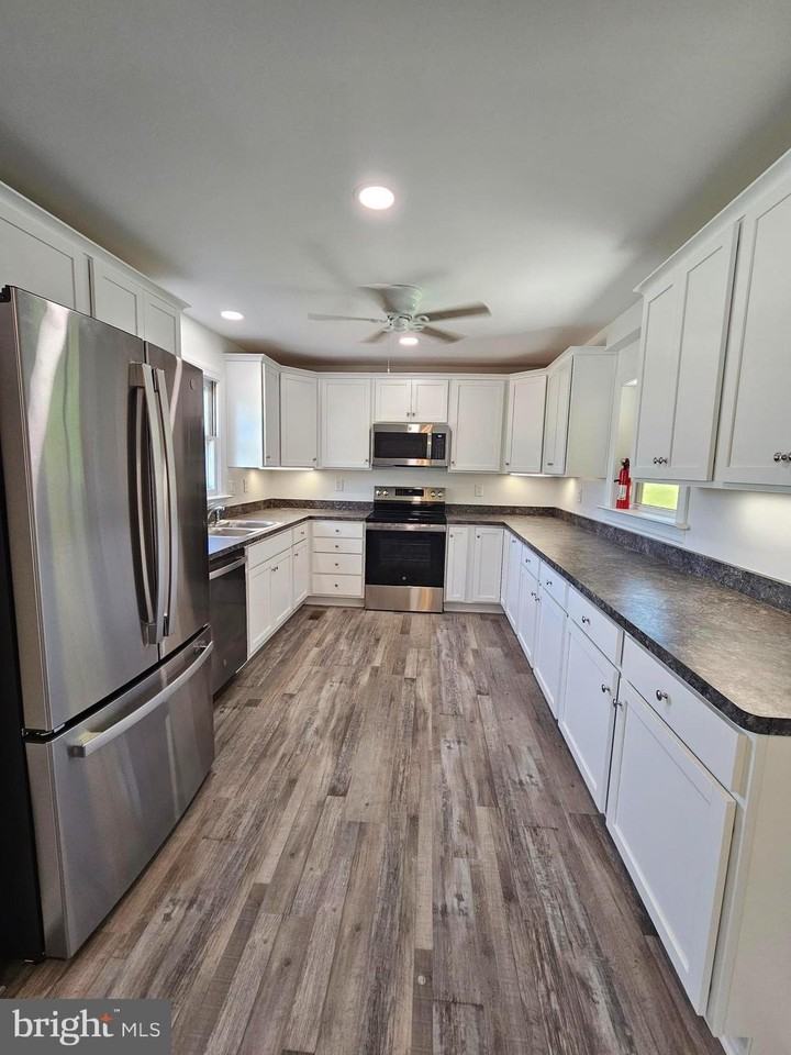 16090 Pouncey Tract Rd - Photo 2 of 17