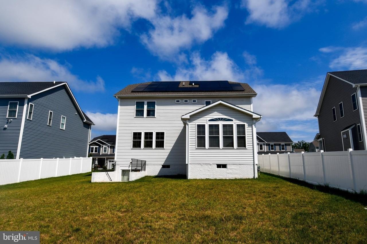 7706 Colburn Dr - Photo 3 of 47