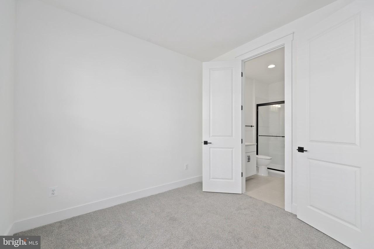 9117 Creek Bottom Ln - Photo 5 of 36