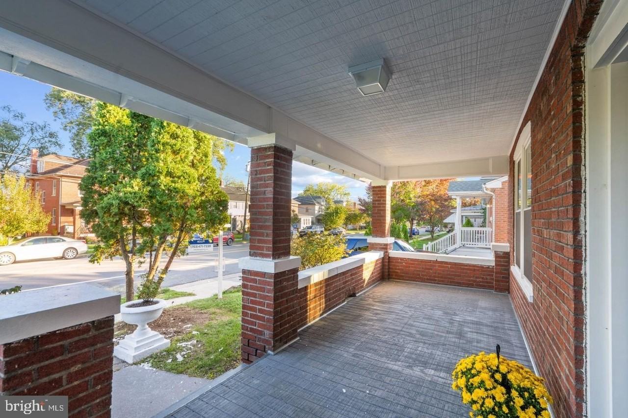 201 Parkway St - Photo 4 of 32